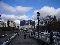 Affiche de campagne géante pour Dimitri Medvedev à Moscou, le montrant soutenu par Vladimir Poutine pour l'élection présidentielle en mars.