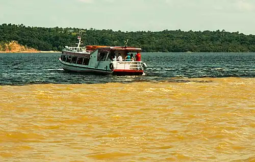 À Manaus (Brésil), après le confluent entre les rios Negro et Solimões, leurs eaux de couleurs très différentes (noire pour le premier, d'où son nom, et jaune pour le second) mettent longtemps à se mélanger (150&nbsp;km !), et c'est une attraction touristique.
