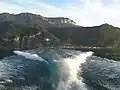 Vue de Meillerie pepuis un bateau à moteur en mouvement sur le Léman.