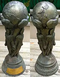 Photo du trophée du meilleur public sportif remis au Stade lavallois en 1972-1973.