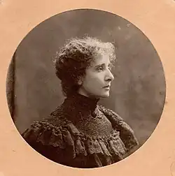 Photographie ancienne d'une femme de côté