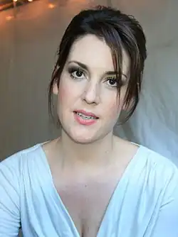 Melanie Lynskey(Julie Bingham)