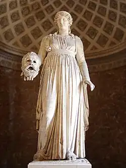 Melpomène Statue féminine restaurée en muse Melpomène par l'addition moderne d'un masque, œuvre romaine, vers 50 av. J.-C., musée du Louvre