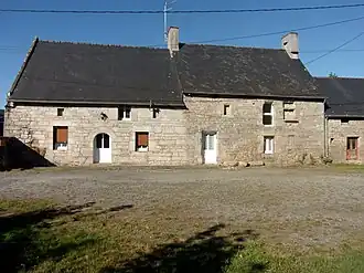 Maisons anciennes en granite du village de Saint-Rivalain.