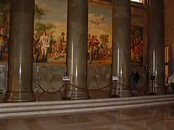 Photot en couleurs des colonnes en granit vert du mémorial Washington.