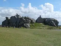 Les rochers de Meneham et le poste de garde.