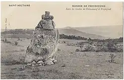 Menhir de Freydefond vers 1900, avec sa croix.