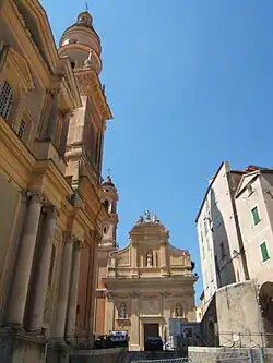 À gauche, la façade baroque de la basilique Saint-Michel-Archange.