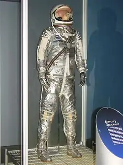 Une combinaison spatiale argentée dans une exposition.