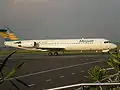 Fokker 100 sur l'aéroport international de Yogyakarta en 2007