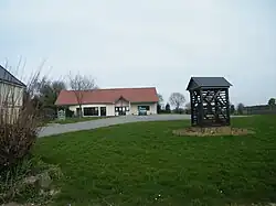 Puits ancien reconstitué devant la mairie et la salle communale.