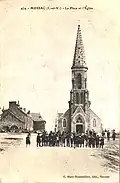 L'église paroissiale et la Place de l'église au début du XXe&nbsp;siècle (carte postale Mary-Rousselière).