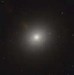 M105 dans le visible par le télescope spatial Hubble.