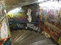 Escalier menant aux quais avant la rénovation de 2006. Les décors étaient recouverts de tags.