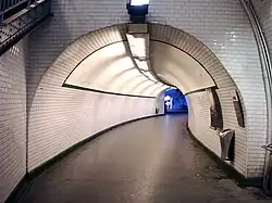 L'ancien tunnel à voie unique transformé en couloir de correspondance.