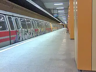 Une rame de métro à quai dans la station
