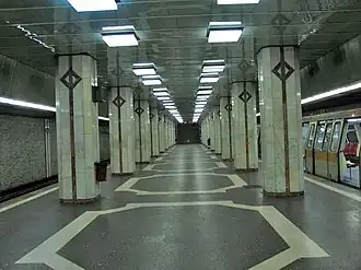 Quai central avec deux rangées de colonnes de soutènement