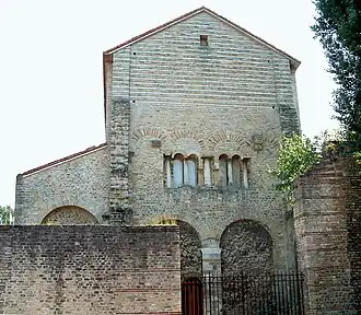 Façade nord, avec arcs mérovingiens.