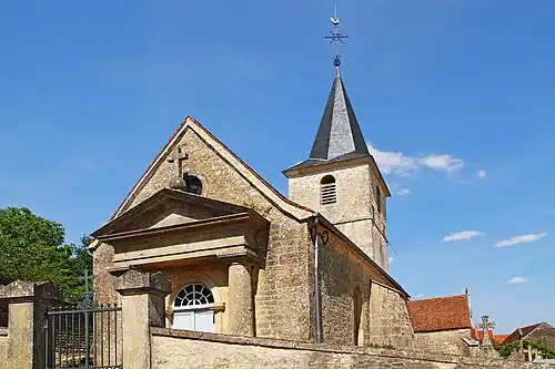 Entrée de l'enclos et façade néo-classique.