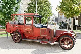 Exposition du camion de pompier devant l'hôtel de ville lors du 50e anniversaire du film La Grande Vadrouille.