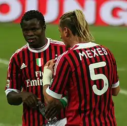 Taiwo et son coéquipier Philippe Mexès au Milan AC en 2011
