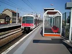 Rame MI 79 arrivant sur le quai pour Robinson ouSaint-Rémy-lès-Chevreuse.