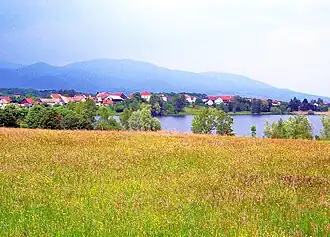 Village de Michelbach, vu de la rive du lac.