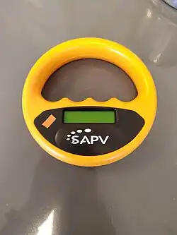 Un anneau avec une poignée, comportant un écran digital et un bouton on/off.