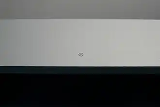 Le microphone sur le montant supérieur.