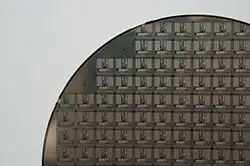 Des microprocesseurs sur la tranche de silicium (wafer) qui sert à leur fabrication.