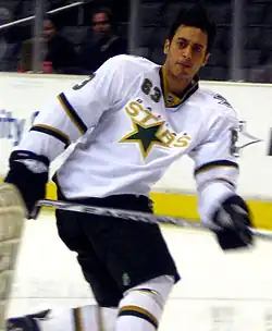 Photographie de Mike Ribeiro avec le maillot des Stars de Dallas en train de faire un lancer.