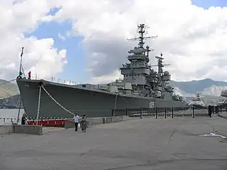 Navire de guerre Mikhaïl Koutouzov (croiseur) à quai.