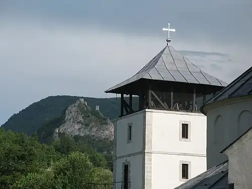 La forteresse vue depuis le monastère de Mileševa.