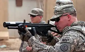 Un policier militaire américain avec FN 303.