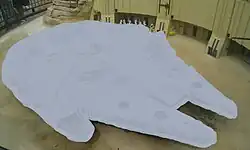 Maquette en Lego d'un vaisseau spatial gris.