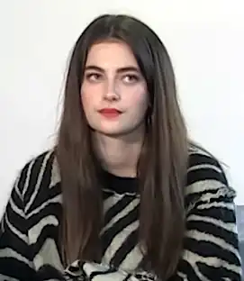 Description de l'image Millie Brady.png.