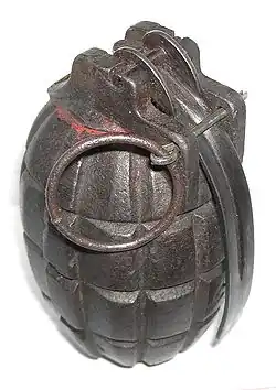 Cet exemplaire, en parfait état de conservation, garde encore des traces de la bande de peinture rouge indiquant le chargement de la grenade. On voit bien la cuillère, caractéristique des N°23 Mk II.