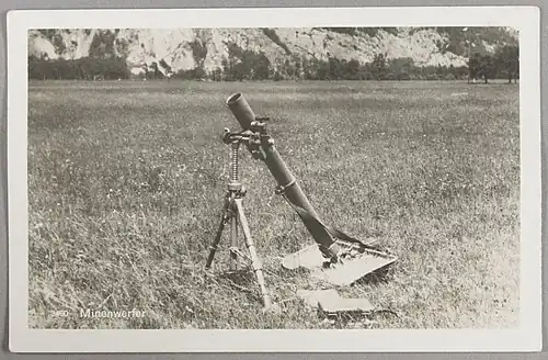 Une carte postale militaire envoyée en 1937 montrant le lance-mines 8,1&nbsp;cm 1933.
