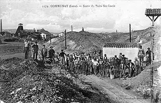Sortie du puits Sainte-Lucie (à droite) en 1911. Le puits Espérance est visible au fond à gauche.