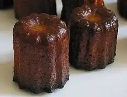 Deux canelés cuits de Bordeaux.