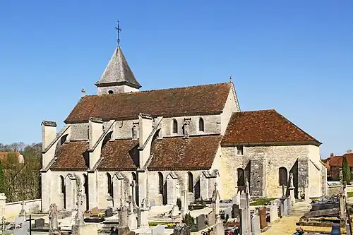 Abside et nef XVe stabilisée par des arcs boutants au XIXe.