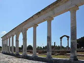 Colonnades avec accès au macellum.