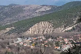 Exposition d'une zone de « badlands », commune de Corneilla-de-Conflent (avec lotissements de Vernet-les-Bains au premier plan).