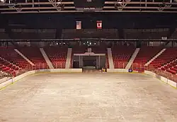 Une arène vide avec la surface en glace et le tableau des scores