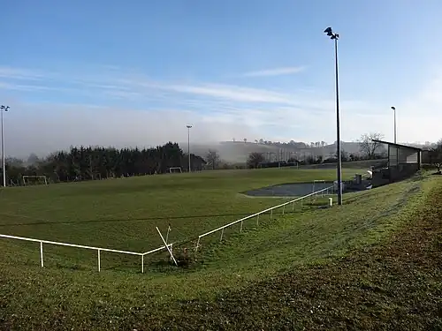 Terrain de football situé au sud-ouest du bourg.