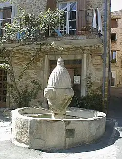 Fontaine classée du XIIIe&nbsp;siècle.