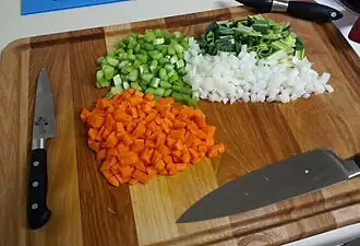 Le mirepoix est une préparation à base d'oignons, carottes et céleri, d'aromates et parfois de jambon ou de lard, taillés en petits dés et rissolés.