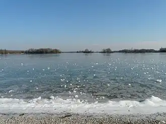 Photographie montrant la plage du Morlet sur le lac des Eaux-Bleues en hiver