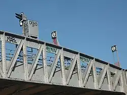 Mirlitons positionnés sur une partie en viaduc de la ligne 2.