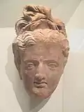 Tête gréco-bouddhique trouvée par la mission Jules Barthoux sur le site de Hadda en 1928 (Musée Guimet)